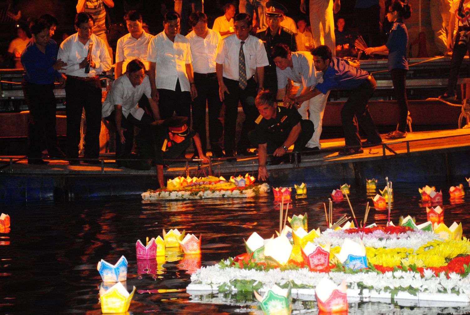 Lễ hội thả hoa đăng tri ân các anh hùng liệt sĩ trên sông Thạch Hãn vào các ngày rằm, lễ tết trở thành nét văn hóa tâm linh của cán bộ và nhân dân Quảng Trị