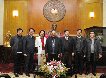 Phó Chủ tịch UBTƯMTTQ Việt Nam Nguyễn Hữu Dũng thân mật tiếp Giám mục Giáo phận Lạng Sơn- Cao Bằng Châu Ngọc Tri