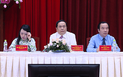 Chủ tịch UBTƯ MTTQ Việt Nam Trần Thanh Mẫn, Bộ trưởng Bộ Y tế Nguyễn Thị Kim Tiến và  Phó Chủ tịch UBTƯ MTTQ Việt Nam Ngô Sách Thực chủ trì Hội nghị