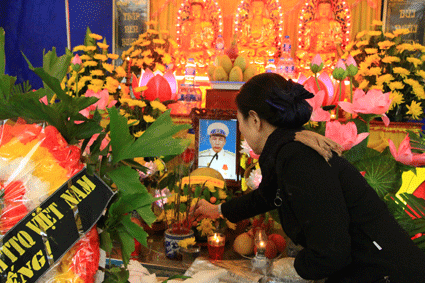 Phó Chủ tịch Trương Thị Ngọc Ánh thắp hương tưởng nhớ ông Trần Văn Đường tại xã Kim Lương, huyện Kim Thành, tỉnh Hải Dương
