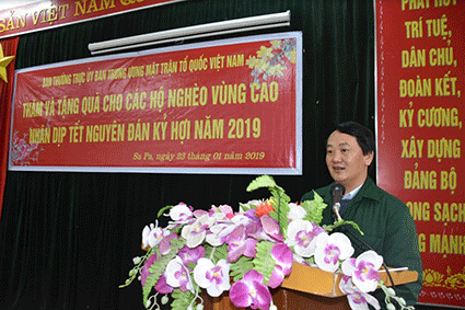 Phó Chủ tịch - Tổng Thư ký Hầu A Lềnh phát biểu trong buổi thăm hỏi,  tặng quà Tết tại tỉnh Lào Cai.