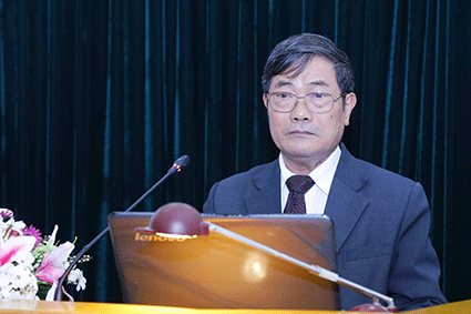 Ông Nguyễn Phú Quán trình bày nghị quyết.