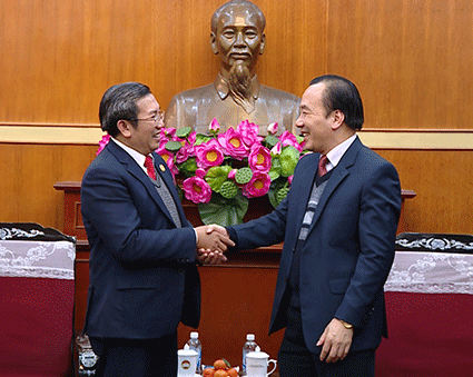 Phó Chủ tịch Ngô Sách Thực thân mật tiếp đoàn.