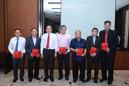 Ông Trần Thanh Mẫn, Bí thư Trung ương Đảng, Chủ tịch UBTƯ MTTQ Việt Nam tặng quà đại biểu tham dự buổi gặp mặt