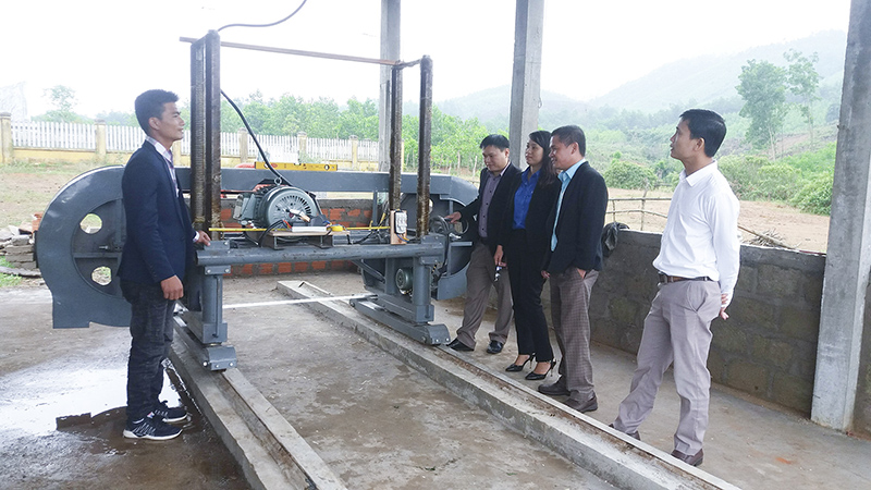 Đầu tư thiết bị để mở mang cơ sở mộc do thanh niên làm chủ ở Đakrông
