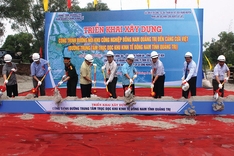 Triển khai xây dựng công trình đường trung tâm trục dọc Khu kinh tế Đông Nam. Ảnh: HUY NAM