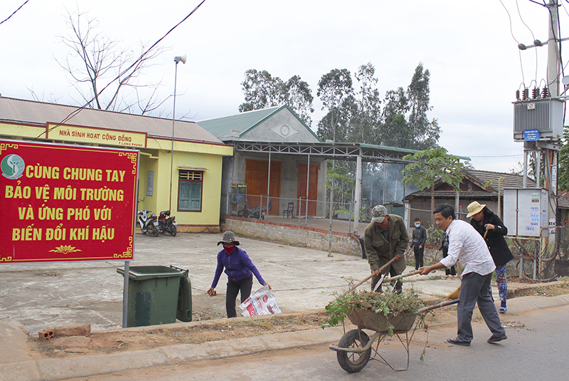 Người dân Long Phụng thường xuyên vệ sinh sạch sẽ đường làng, ngõ xóm