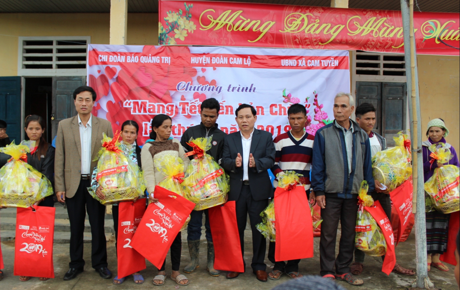 Lãnh đạo Báo Quảng Trị và lãnh đạo huyện Cam Lộ tặng quà cho người dân bản Chùa