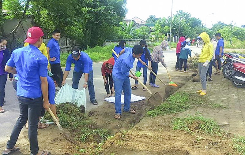 Đoàn viên, thanh niên thị xã Quảng Trị ra quân vệ sinh đường làng, ngõ xóm​