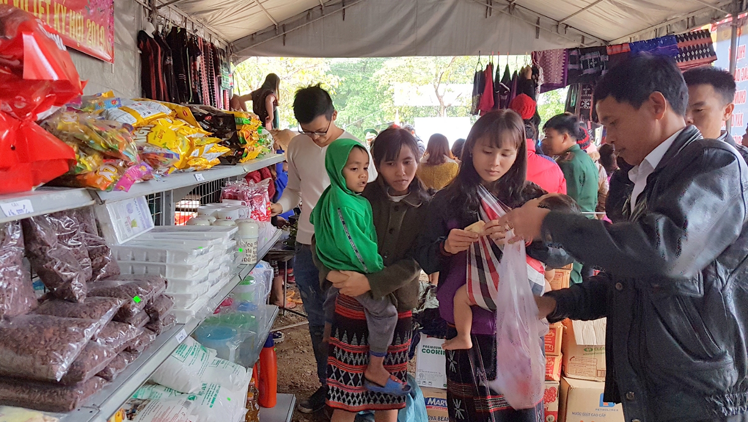 Người dân xã A Ngo mua hàng bình ổn giá của Công ty Cổ phần Tổng Công ty Thương Mại Quảng Trị​