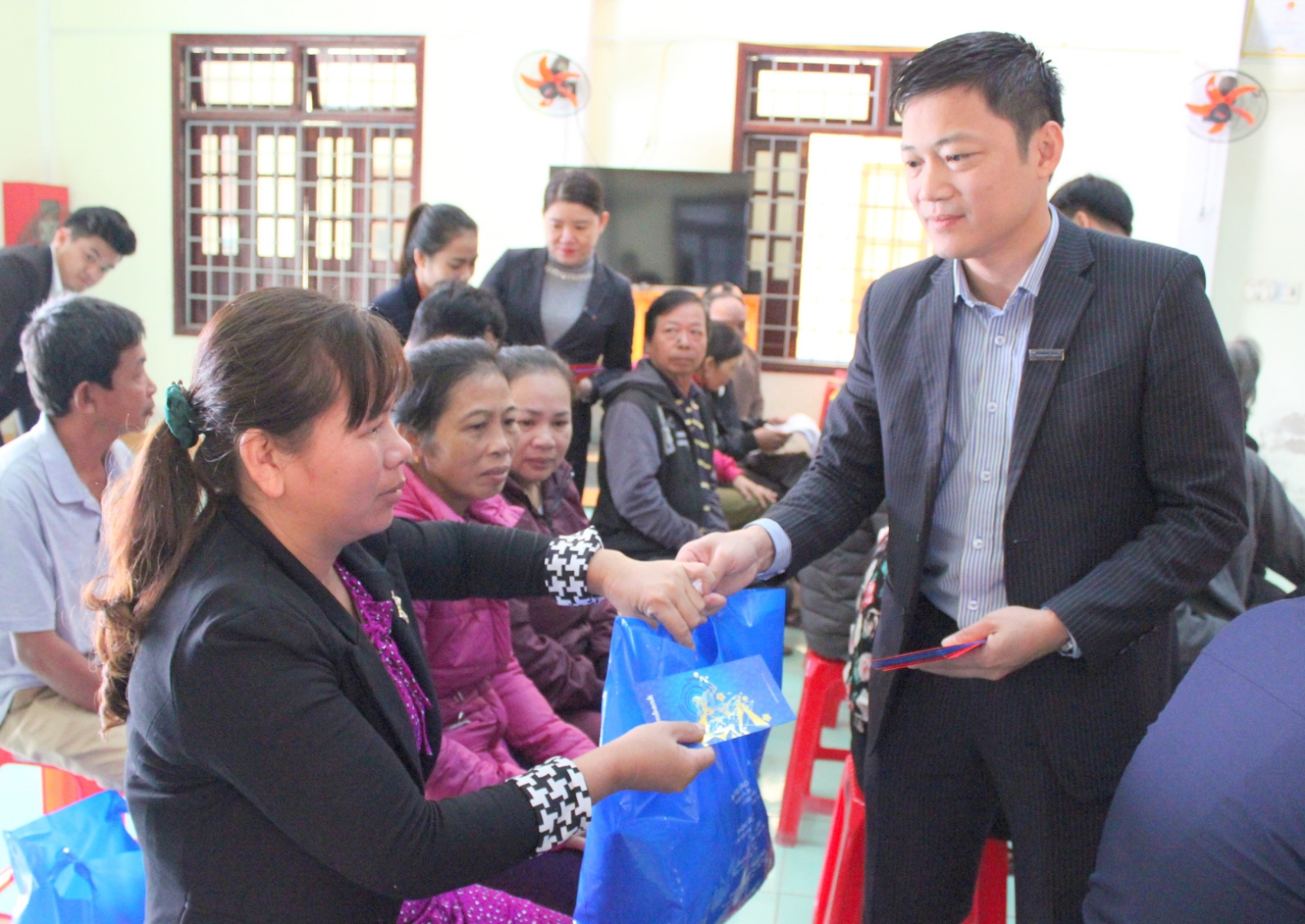 Lãnh đạo Sacombank chi nhánh Quảng Trị tặng quà cho các đối tượng tại chương trình