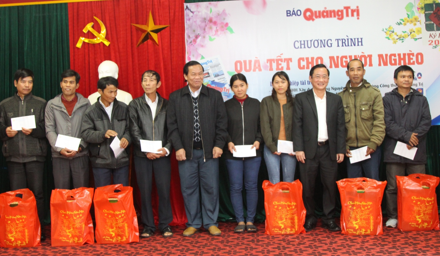 Trưởng Ban Tuyên giáo Tỉnh ủy Hồ Đại Nam trao quà cho các gia đình có hoàn cảnh đặc biệt khó khăn. Ảnh: Thành Dũng