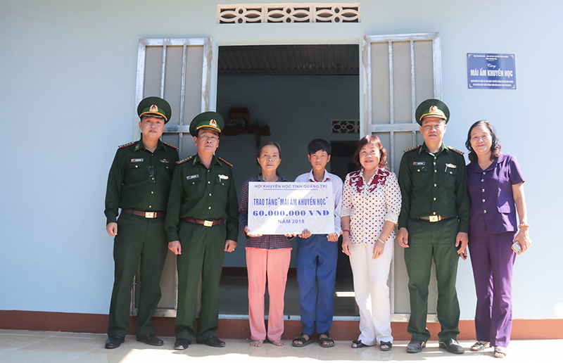 Bàn giao “Mái ấm khuyến học” cho học sinh nghèo vượt khó ở huyện Hướng Hóa​