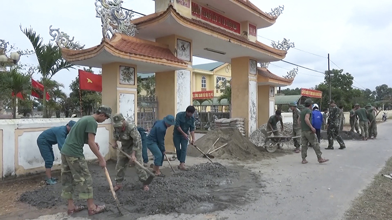 Cán bộ, chiến sĩ Trung đoàn BB 842 tích cực tham gia làm công tác dân vận và xây dựng nông thôn mới ở Triệu Hòa​