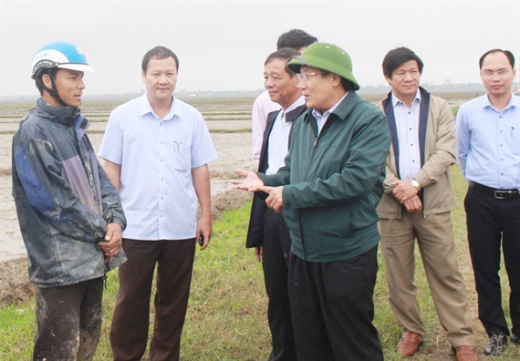 Phó Chủ tịch tỉnh Quảng Trị Hà Sỹ Đồng ( mũ cối) nói chuyện với nông dân huyện Vĩnh Linh