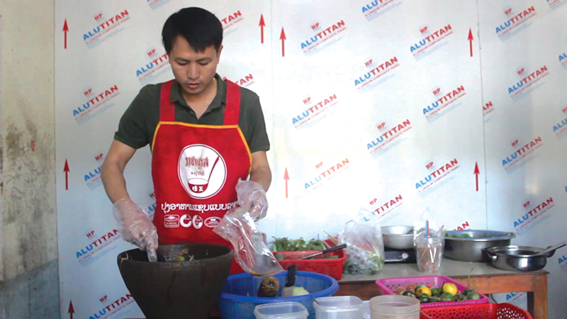 Một chủ quán người Việt ở thị trấn Khe Sanh chế biến món ăn Lào