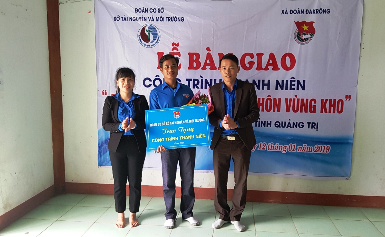 Trao biểu trưng công trình thanh niên cho xã Đakrông