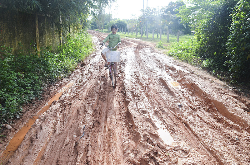 Tuyến đường liên thôn Kiên Mỹ- Tân Phổ- Hà Xá, xã Triệu Ái hư hỏng nặng, ảnh hưởng đến việc đi lại của người dân​