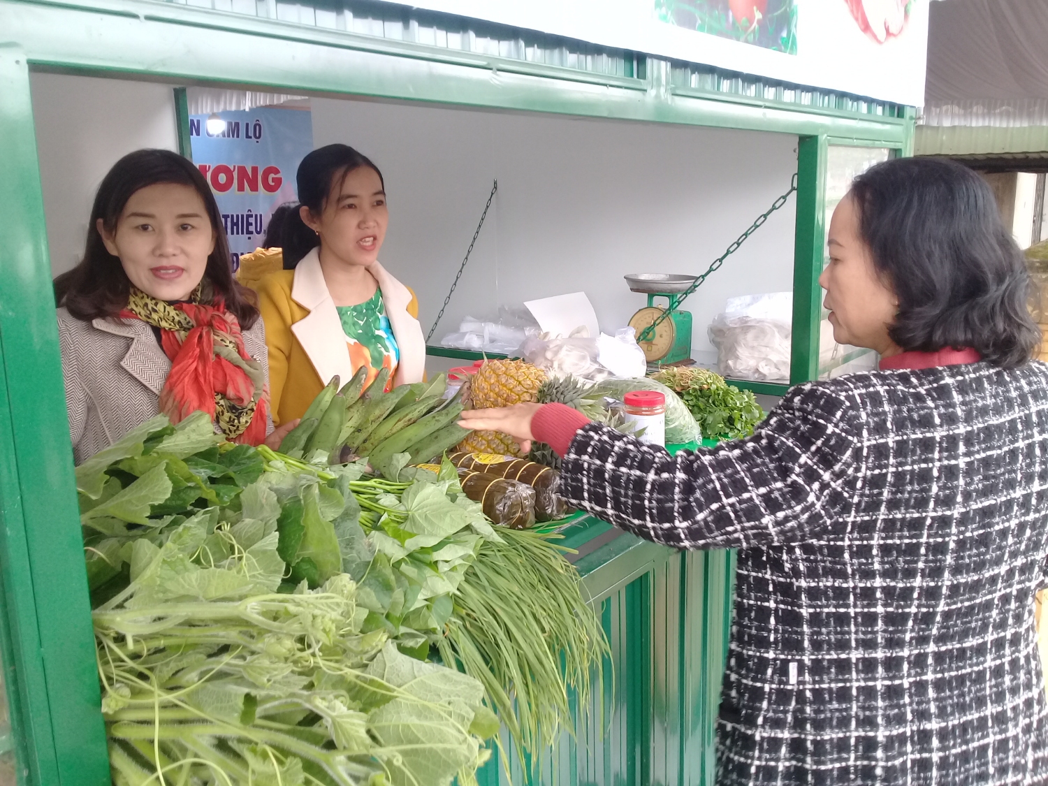 Gian hàng thực phẩm sạch thu hút sự quan tâm của nhiều người.