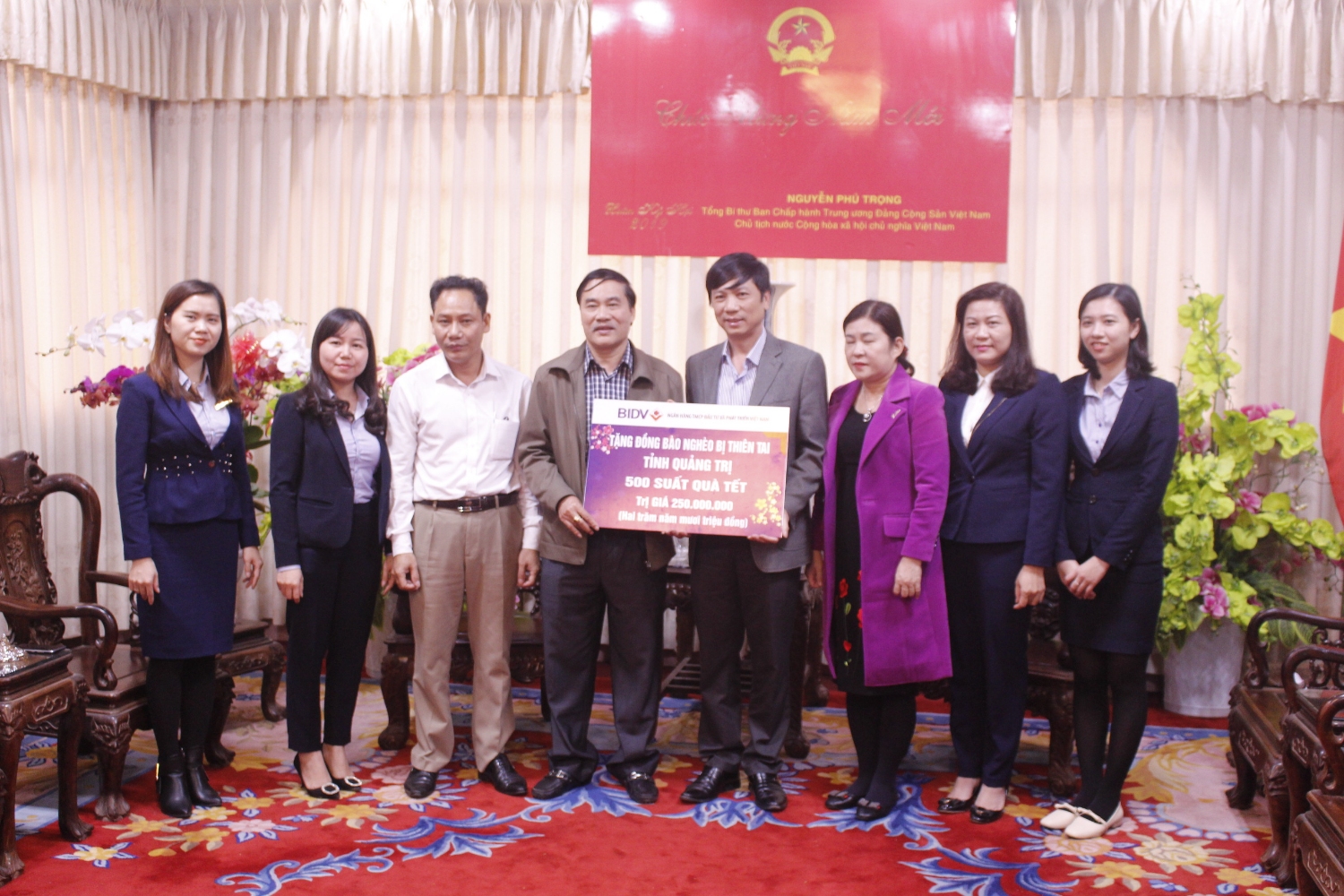 Phó Chủ tịch UBND tỉnh Hoàng Nam tiếp nhận quà tết của BIDV tặng cho công nhân lao động và đồng bào nghèo tỉnh Quảng Trị