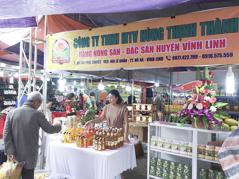 Gian hàng phục vụ tết của Công ty TNHH MTV Hùng Thịnh Thành tại hội chợ Xuân Quảng Trị 2019​