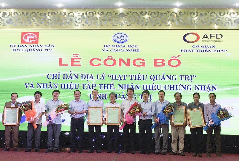 Lãnh đạo tỉnh và Cục Sở hữu trí tuệ (Bộ KH&CN) trao Giấy chứng nhận NHTT, NHCN cho các sản phẩm trên địa bàn​