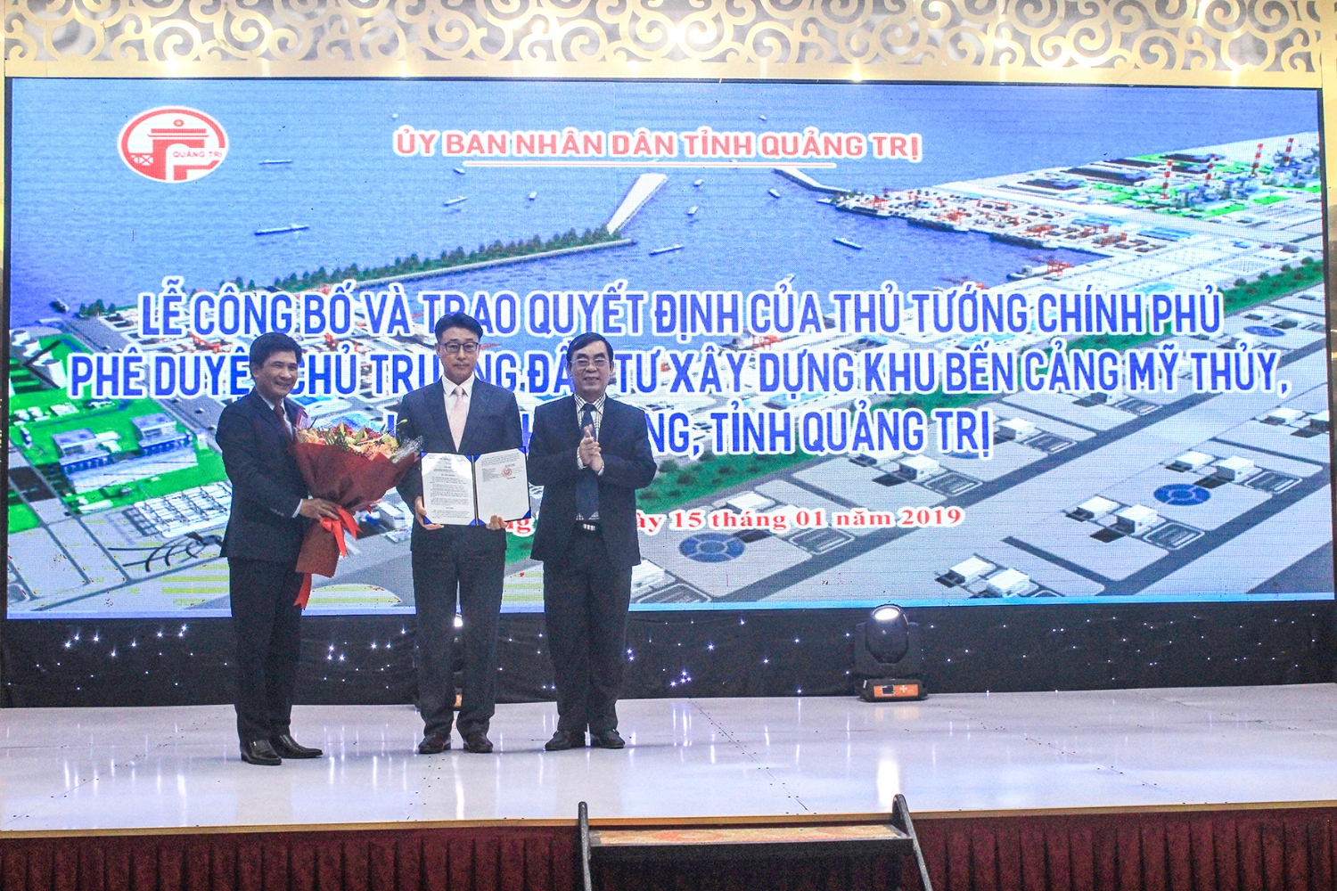 Chủ tịch UBND tỉnh Nguyễn Đức Chính trao quyết định chủ trương đầu tư xây dựng Khu bến cảng Mỹ Thủy của Thủ tướng Chính phủ cho nhà đầu tư