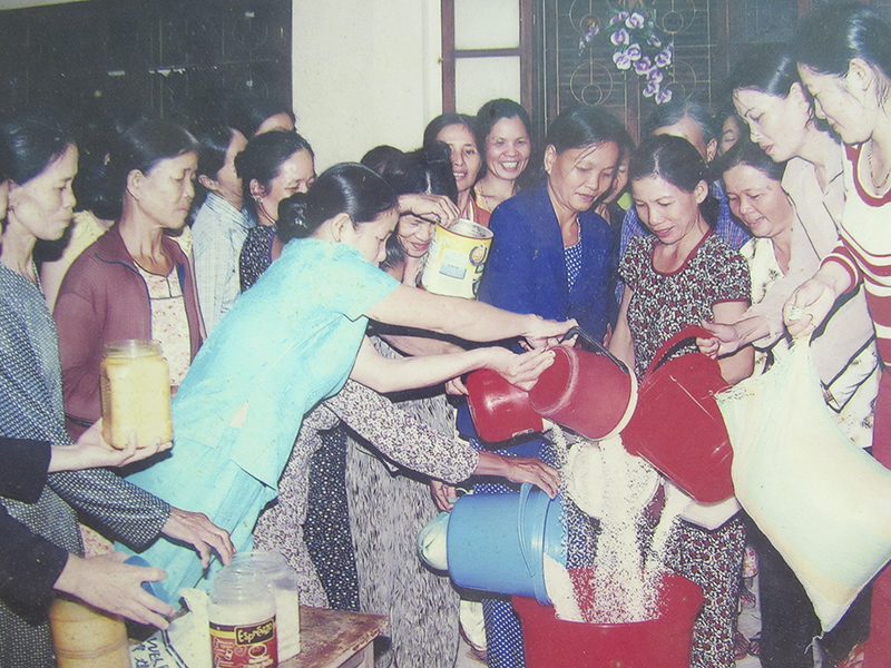 Tiết kiệm gạo để giúp phụ nữ có hoàn cảnh khó khăn. Ảnh: Q.A