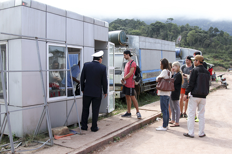 Quản lý chặt chẽ việc xuất nhập cảnh ở Cửa khẩu quốc tế La Lay