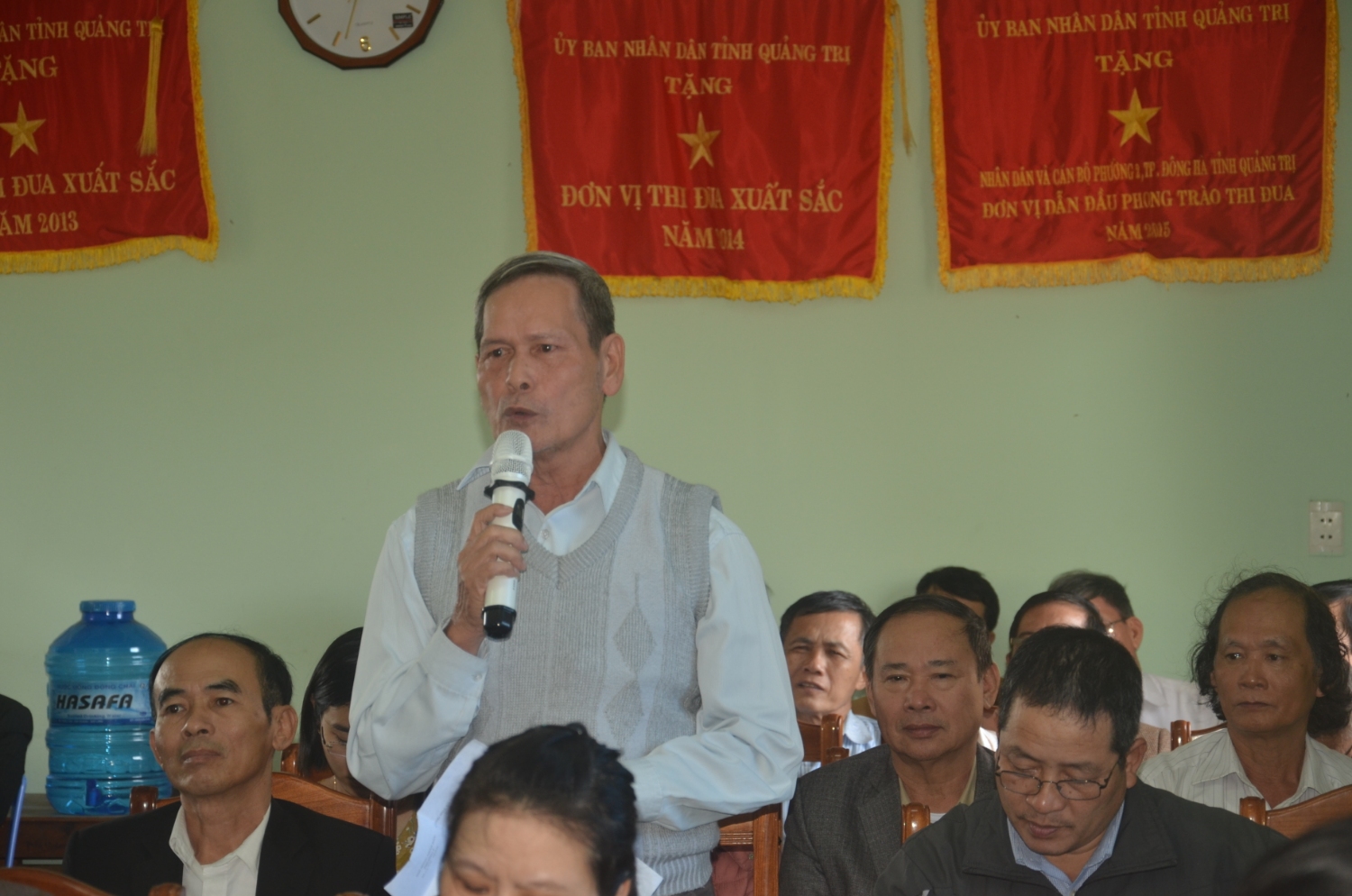 Cử tri phường 2 phát biểu tâm tư nguyện vọng với đại biểu HĐND tỉnh, thành phố Đông Hà. Ảnh: Lê Minh