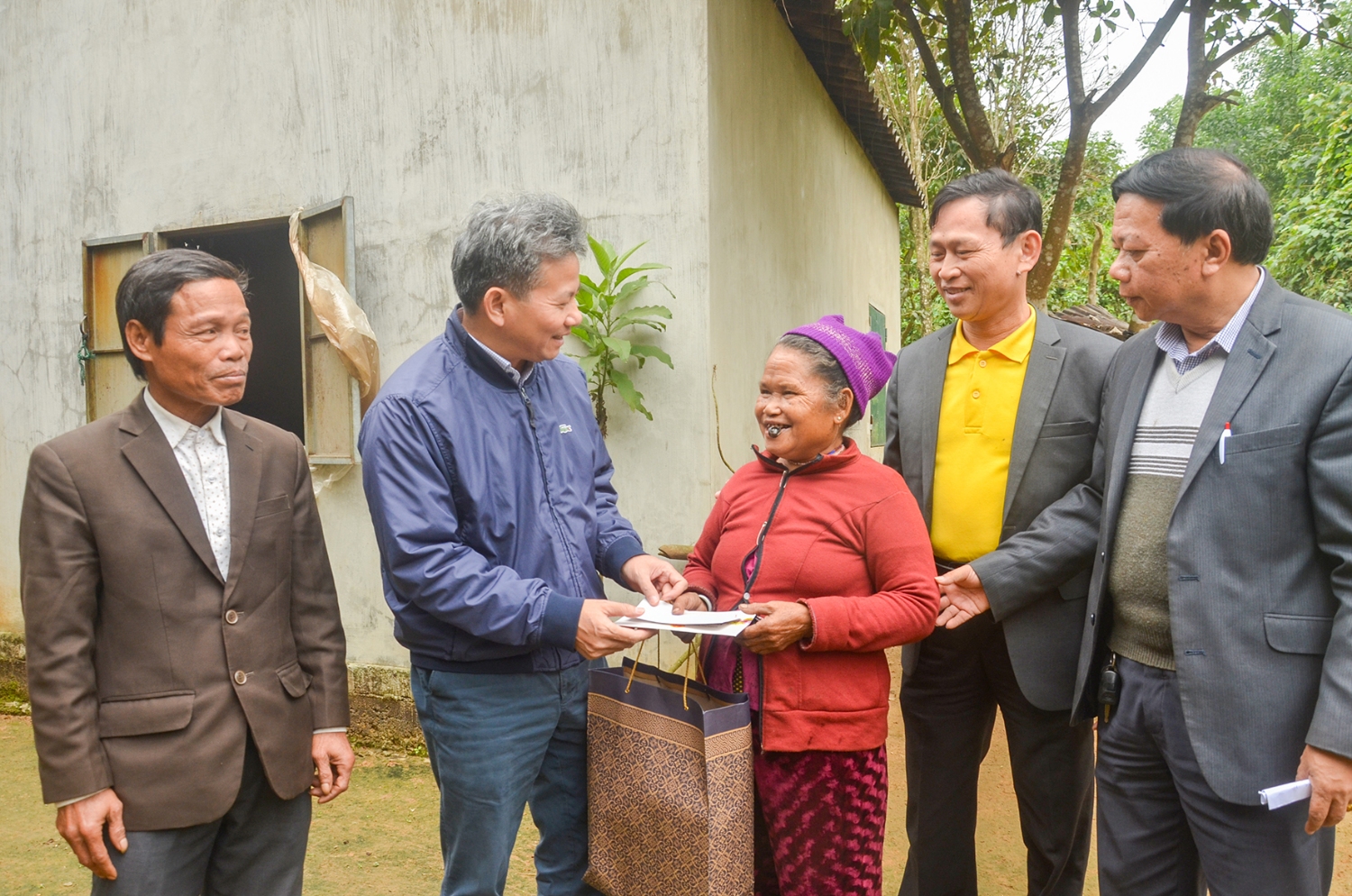 Đại biểu Đỗ Văn Sinh trao quà cho gia đình bà Hồ Thị Mót, 83 tuổi, đối tượng hộ nghèo neo đơn, ở bản Khe Trù, xã Vĩnh Hà, huyện Vĩnh Linh. ảnh: Lê Minh