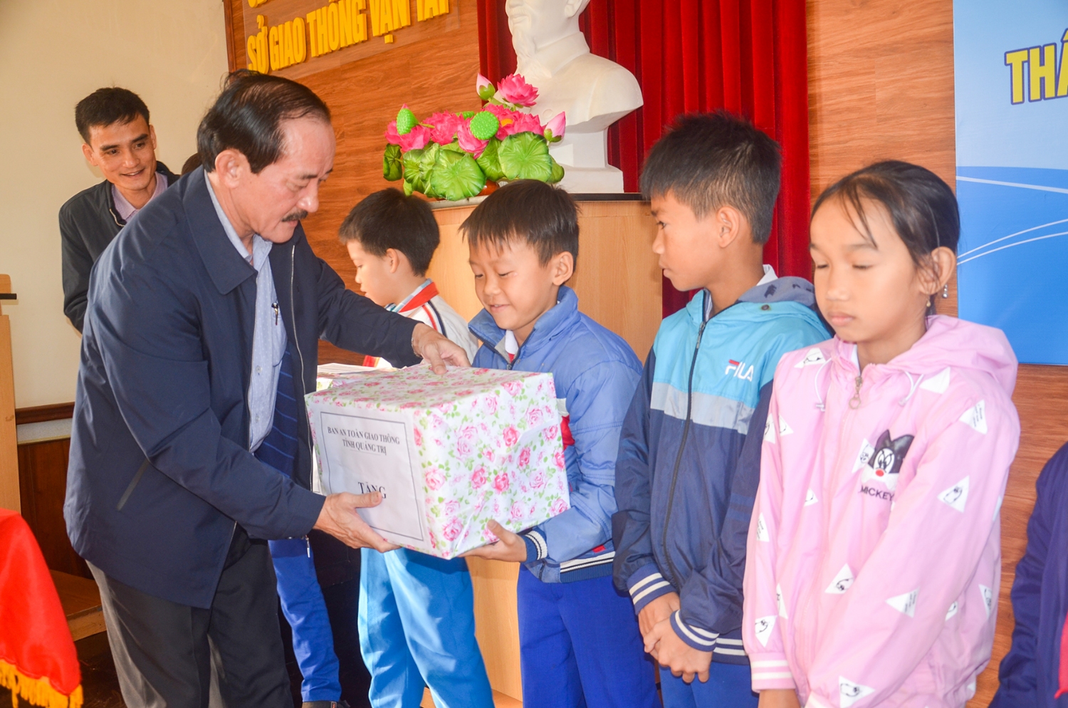 Phó Chủ tịch UBND tỉnh, Phó Trưởng Ban ATGT tỉnh Nguyễn Quân Chính trao quà cho các học sinh