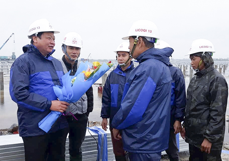 Lãnh đạo BQL Khu Kinh tế tỉnh đến thăm, động viên lãnh đạo Dự án Nhà máy điện mặt trời LIG-Quảng Trị