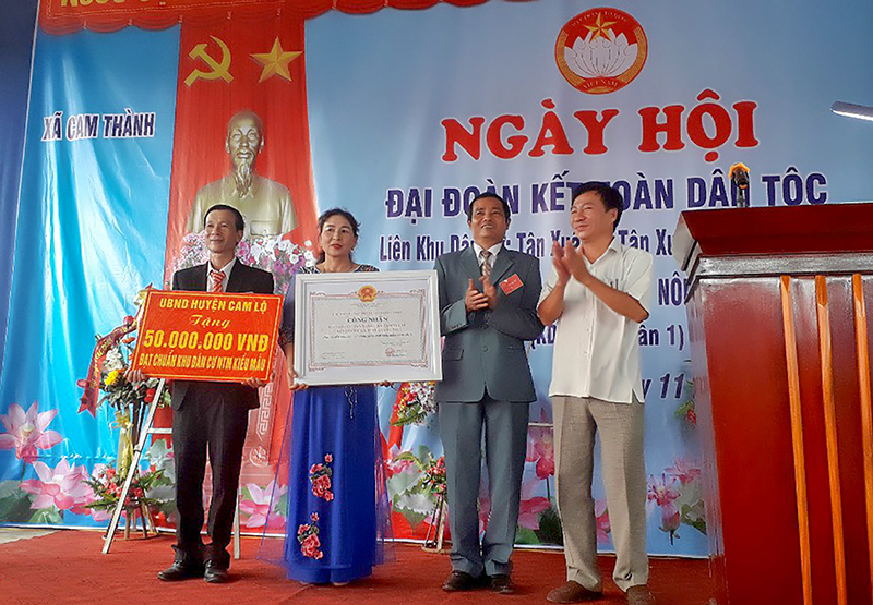 Chị Trần Thị Phúc nhận bằng công nhận khu dân cư NTM kiểu mẫu