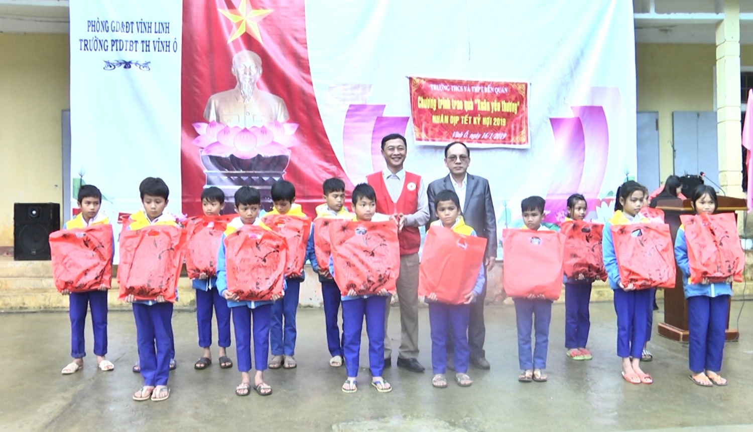 Hội Chữ thập đỏ huyện Vĩnh Linh và Trường THCS&THPT Bến Quan trao hỗ trợ cho các em học sinh tại Trường phổ thông dân tộc bán trú Tiểu học Vĩnh Ô