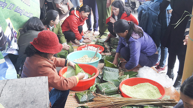 Các hội viên phụ nữ tham gia gói bánh chưng giúp người dân biên cương đón tết​