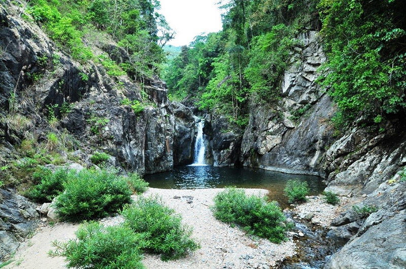 Thác nước Chênh Vênh ở xã Hướng Phùng có vẻ đẹp hoang sơ, hùng vĩ​