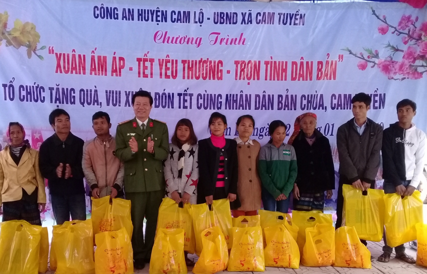 Công an huyện Cam Lộ trao tặng các suất quà cho người dân Bản Chùa.​