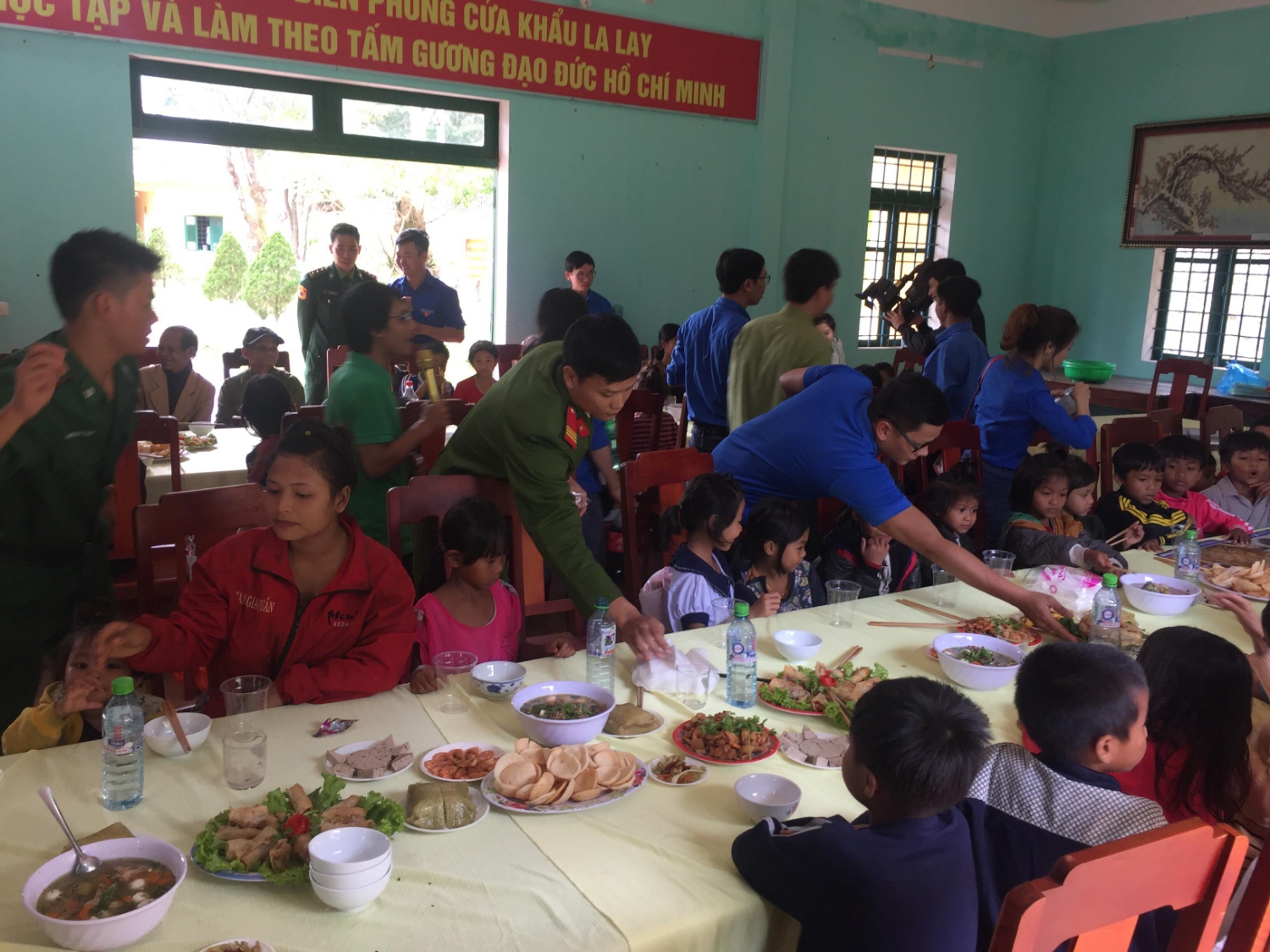 Các đoàn viên, thanh niên chuẩn bị bữa cơm tất niên cho các em học sinh nghèo miền núi