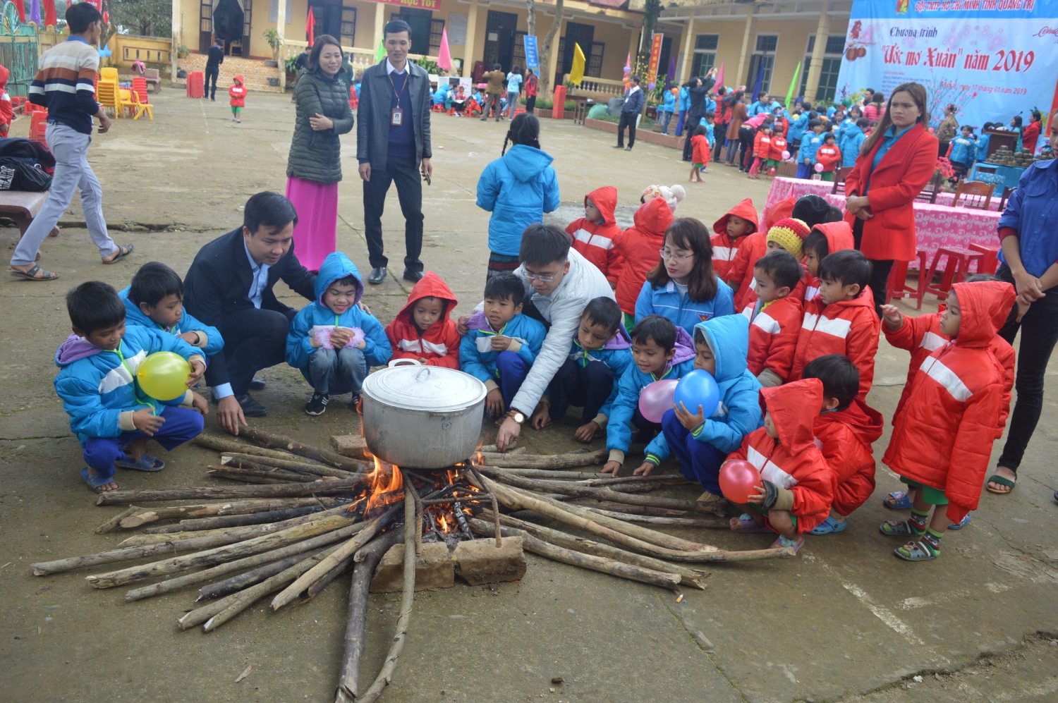 Ban tổ chức cùng các em thiếu nhi cùng tham gia nấu bánh chưng ngày tết​