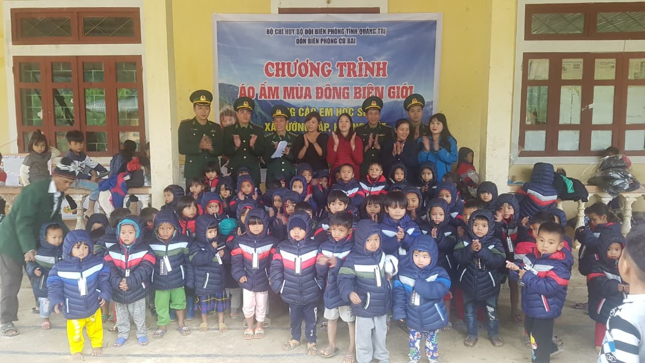 Cán bộ, chiến sĩ Đồn Biên phòng Cù Bai trao áo ấm cho các em học sinh mầm non xã Hướng Lập