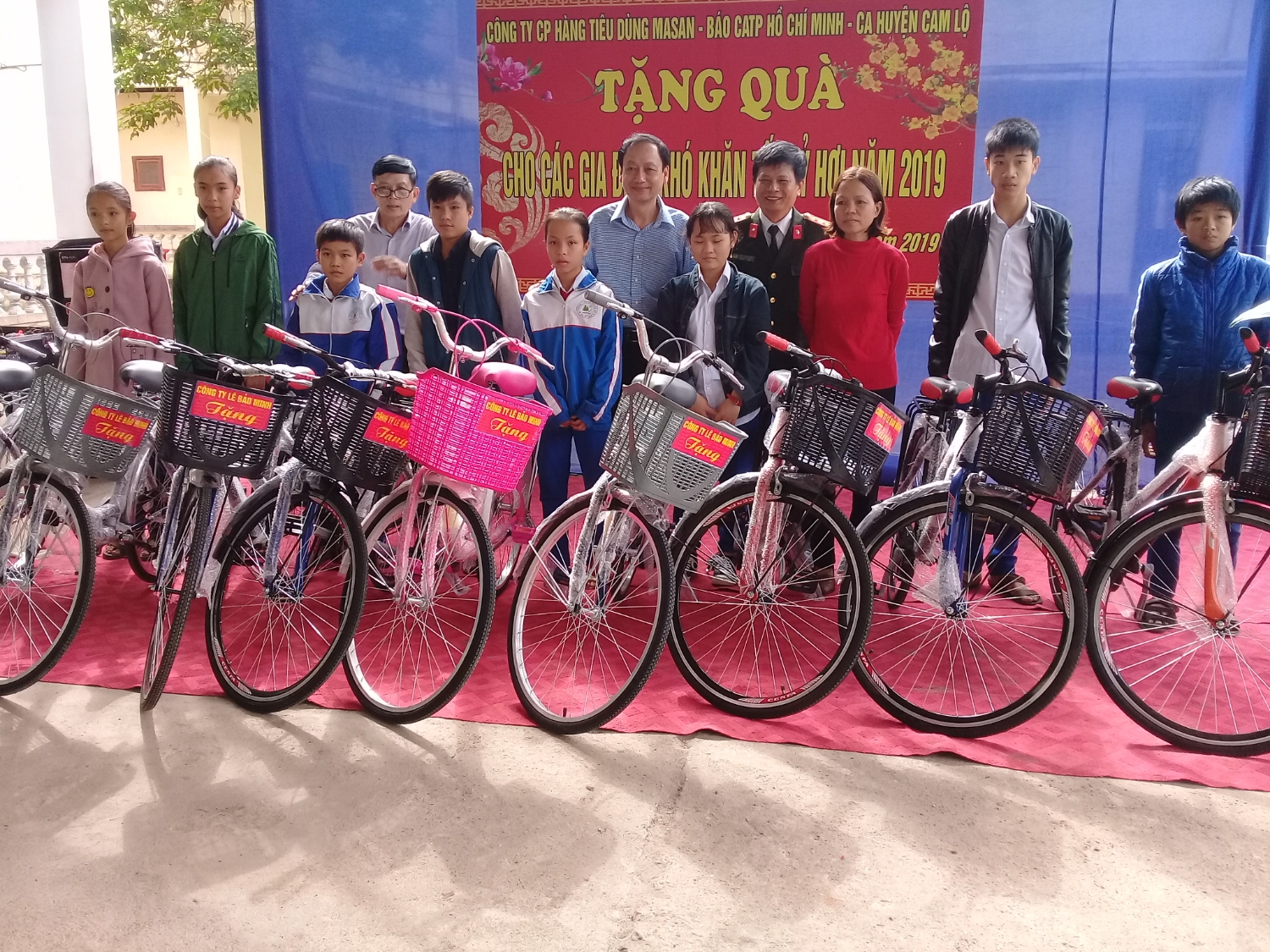 Tặng 10 xe đạp cho các em học sinh có hoàn cảnh khó khăn vươn lên trong học tập.