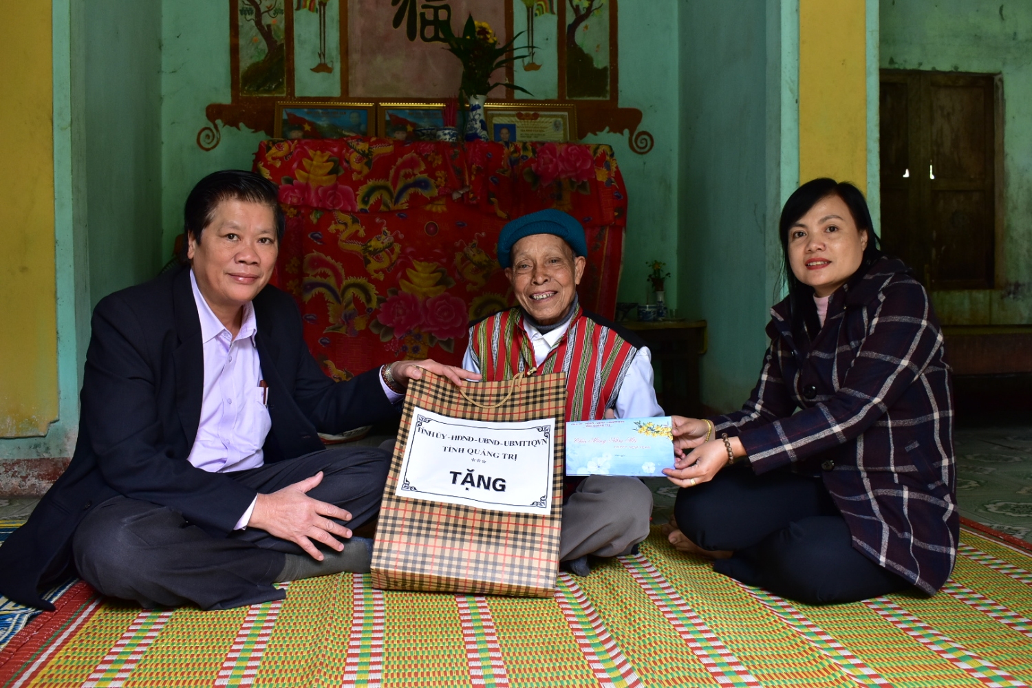 Trưởng Ban Tổ chức Tỉnh ủy Phan Văn Phụng tặng quà cho bệnh binh Hồ Xuân Lai. Ảnh: Trần Tuyền