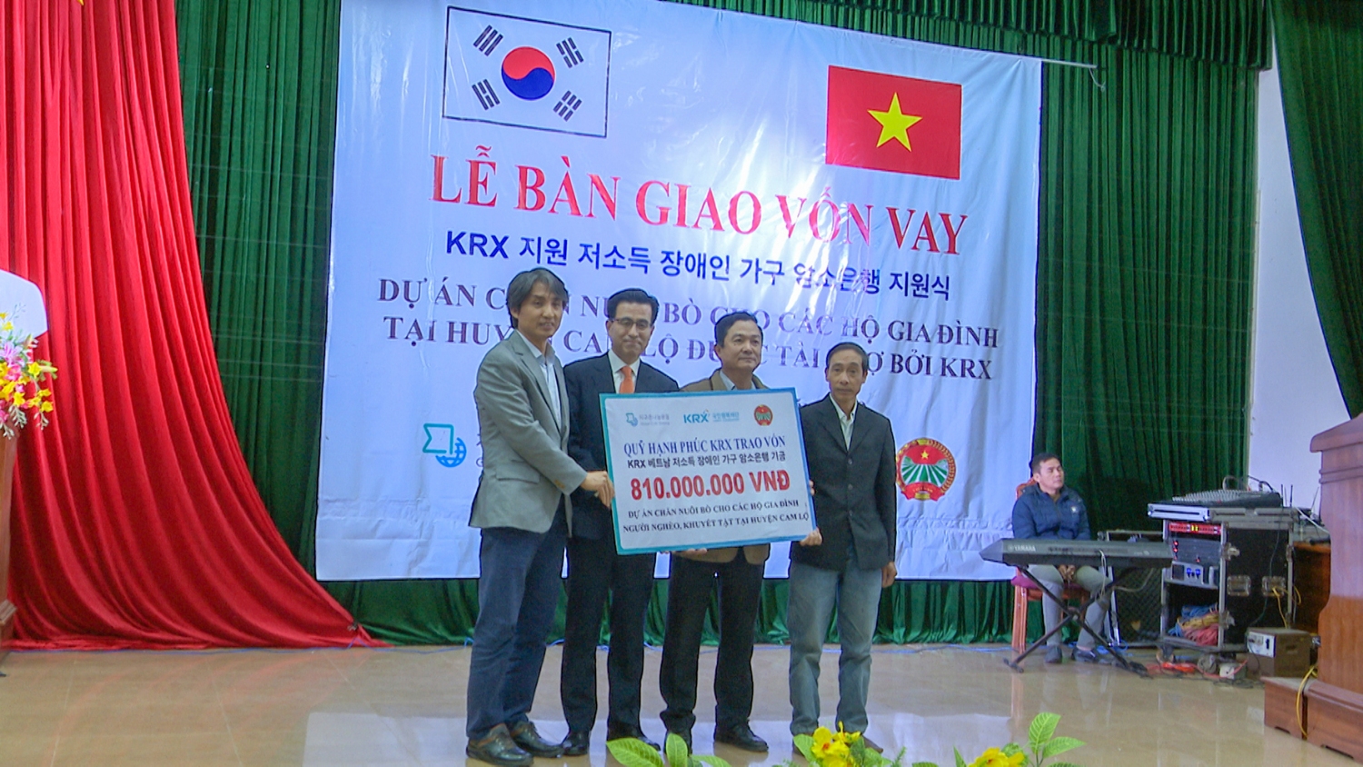 Đại diện tổ chức GCS và Quỹ Hạnh phúc KRX trao bảng tượng trưng vốn vay cho các hộ nông dân nghèo huyện Cam Lộ