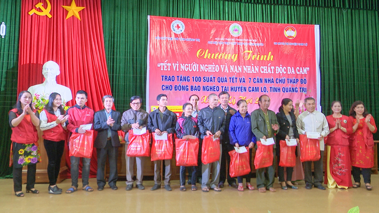 Ban tổ chức chương trình trao quà tết cho người nghèo và nạn nhân da cam