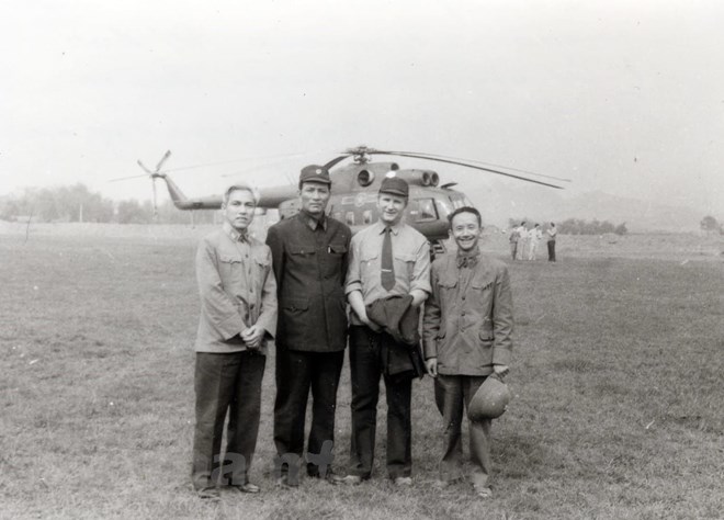 Thiếu tướng V.Demyanenko (thứ hai từ phải sang) cùng các đồng đội Việt Nam, tháng 3/1981. (Ảnh do nhân vật cung cấp)