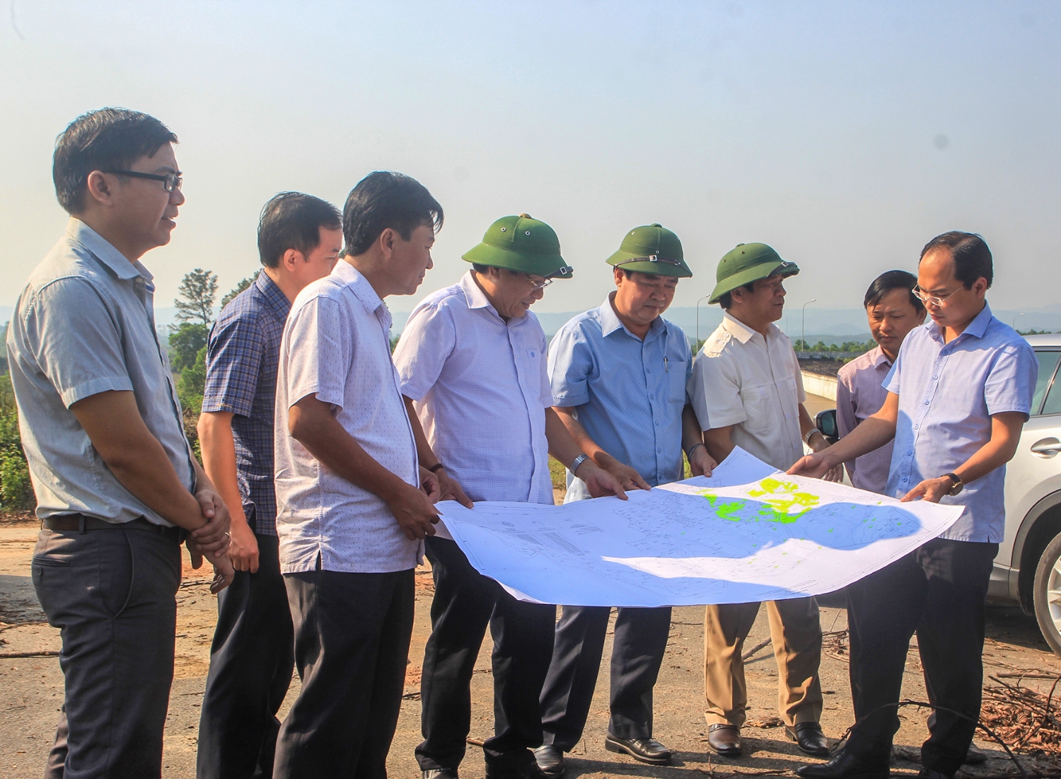 Phó Chủ tịch UBND tỉnh Hà Sỹ Đồng kiểm tra công tác giải phóng mặt bằng phục vụ dự án nông nghiệp công nghệ cao của Tập đoàn FLC tại xã Cam Tuyền