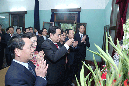 Bí thư Trung ương Đảng, Chủ tịch UBTƯ MTTQ Việt Nam Trần Thanh Mẫn cùng Đoàn cán bộ UBTƯ MTTQ Việt Nam dâng hương tưởng nhớ Bác Hồ
