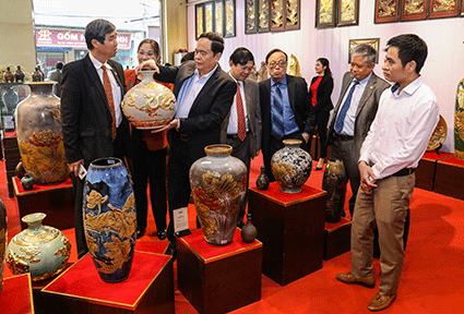 Ông Trần Thanh Mẫn, Bí thư Trung ương Đảng, Chủ tịch UBTƯ MTTQ Việt Nam thăm các khu trưng bày sản phẩm đặc trưng của Làng nghề Bát Tràng, thuộc xã Bát Tràng, huyện Gia Lâm, thành phố Hà Nội.