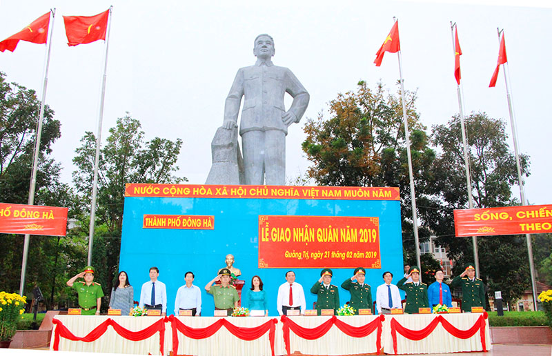 Đoàn chủ tịch tham dự Lễ giao nhận quân năm 2019. Ảnh: Thành Dũng